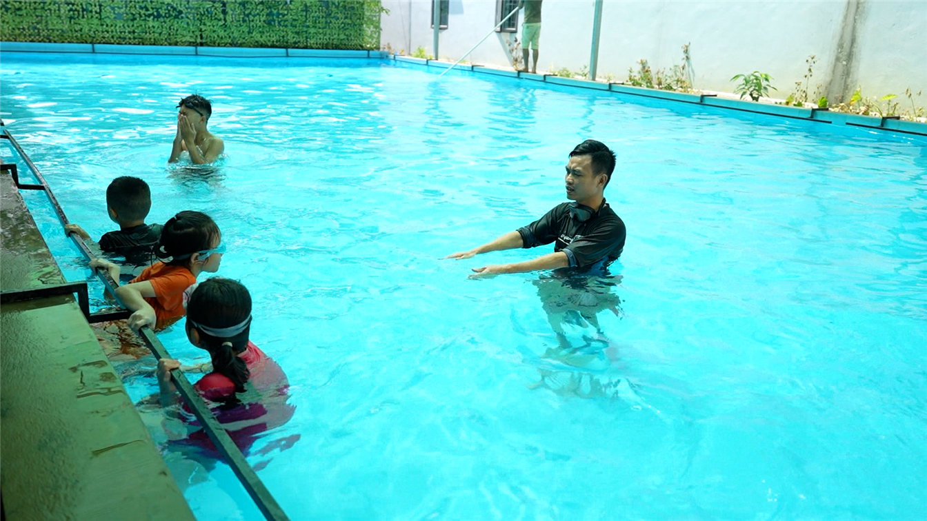 Công an xã Quang Minh phối hợp với chính quyền và nhân dân địa phương tổ chức các lớp học bơi cho trẻ em.