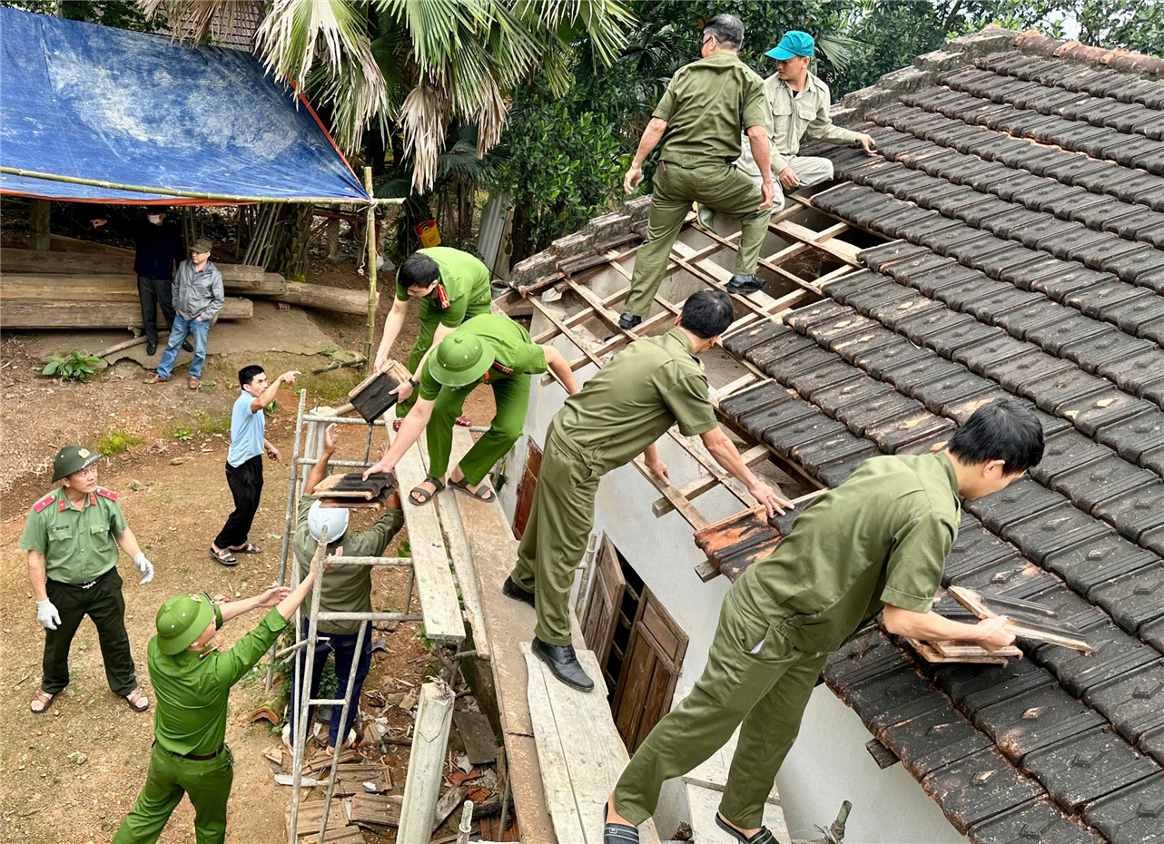 Lực lượng Công an cùng tham gia giúp dân xóa nhà tạm, nhà dột nát.