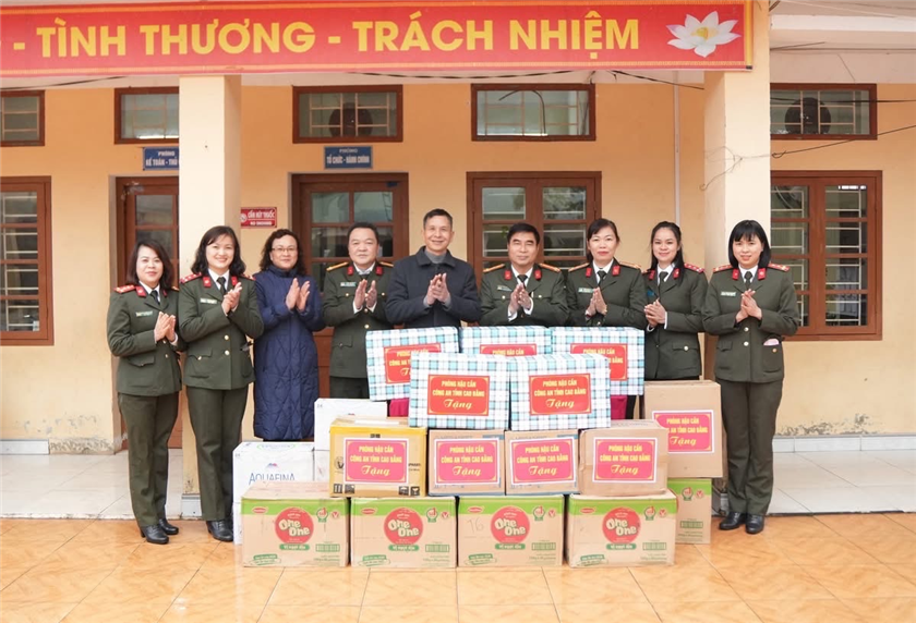 Phòng Hậu cần Công an tỉnh Cao Bằng thăm hỏi và tặng quà tại Trung tâm Bảo trợ xã hội tỉnh.