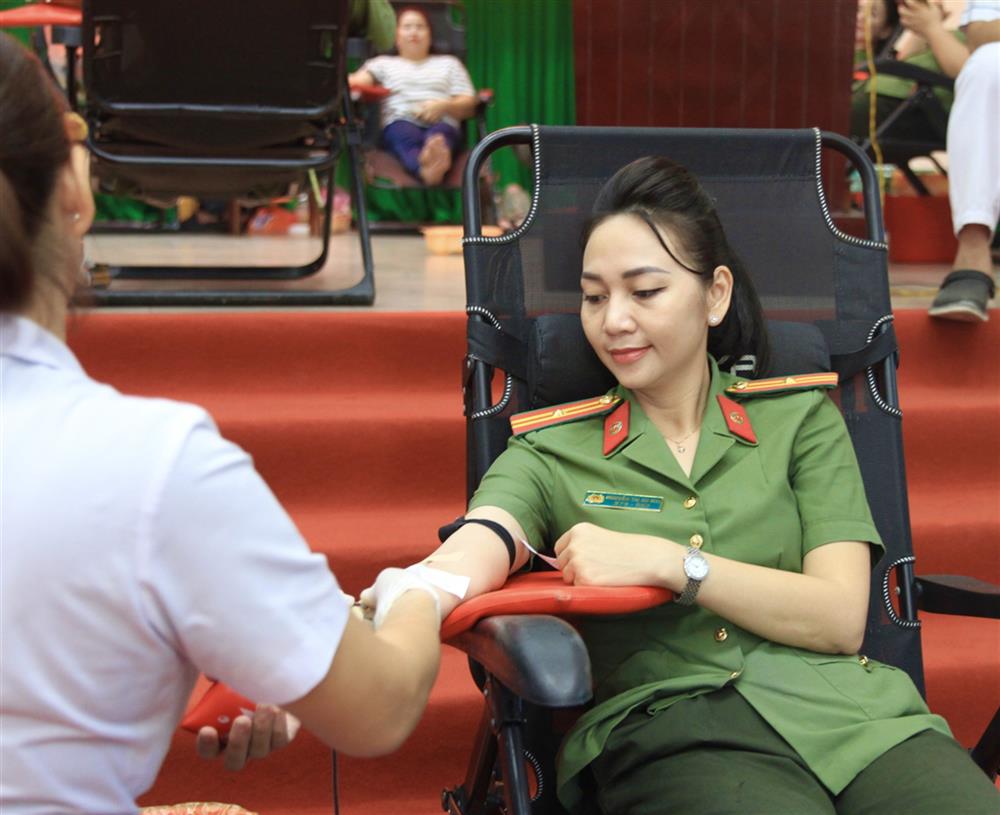 Cán bộ, chiến sĩ Công an tỉnh tích cực tham gia hiến máu.