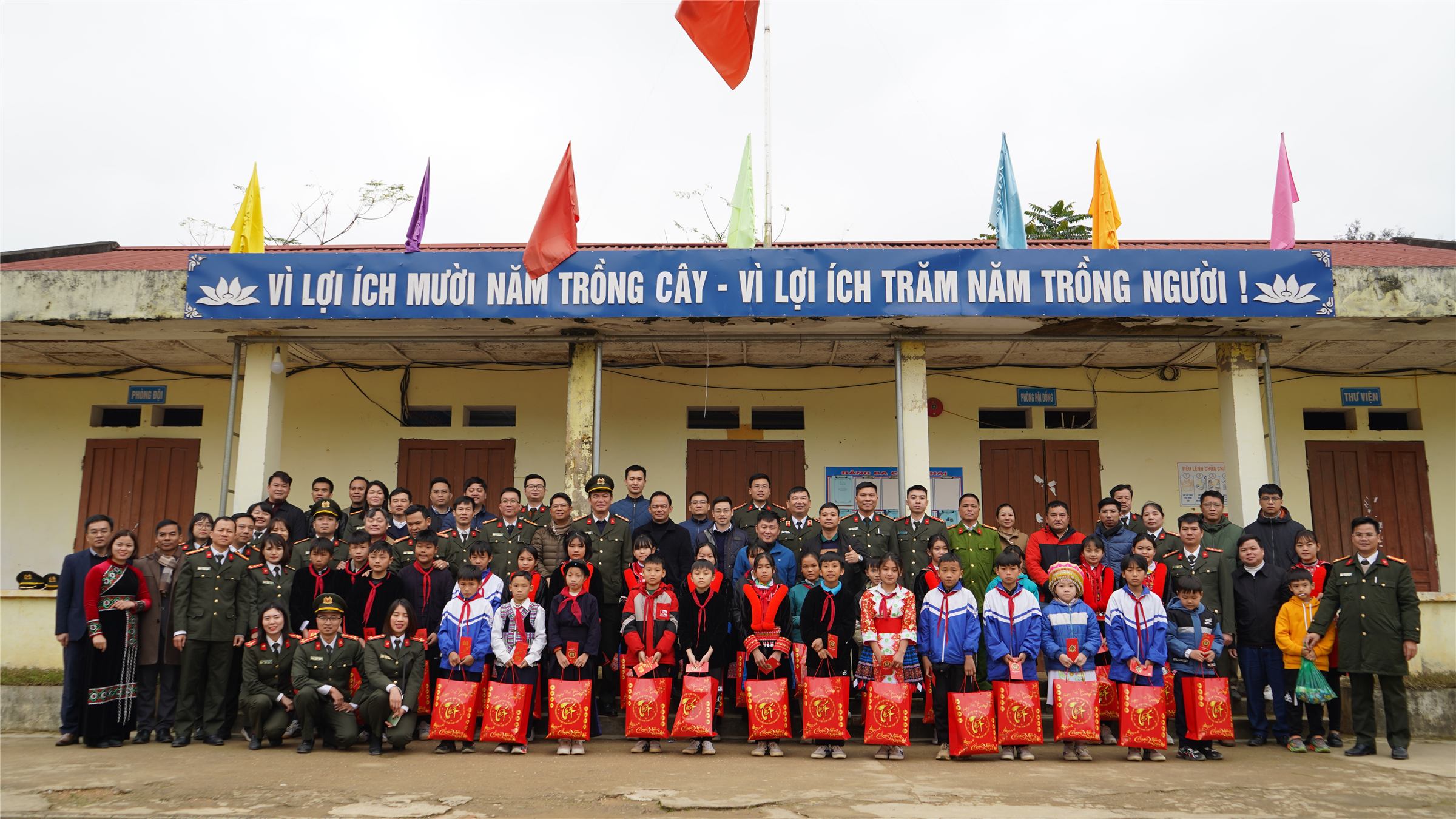 Đoàn trao quà tặng tại điểm trường Khuổi Làng và Trường Phổ thông dân tộc bán trú trung học và trung học cơ sở An Thắng.