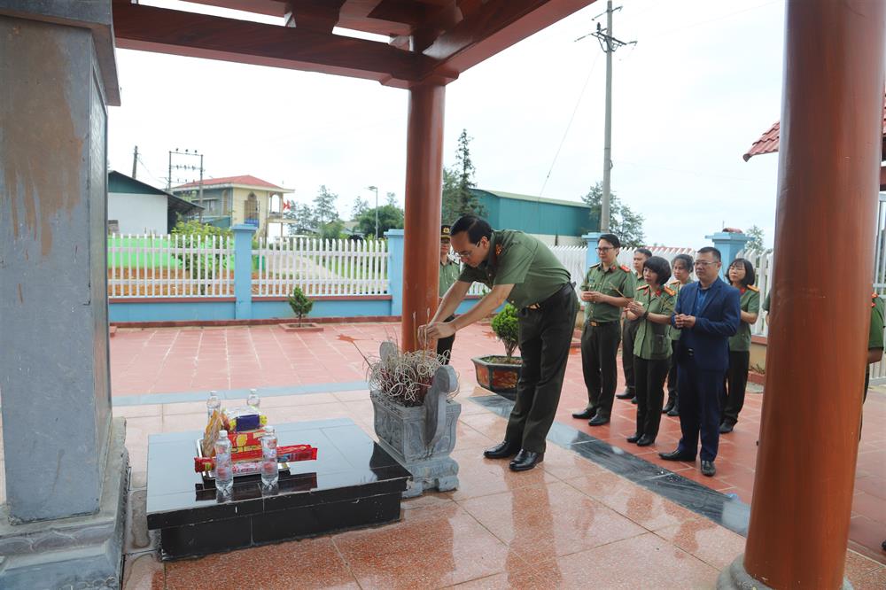 Đoàn tổ chức dâng hương trước bia mộ của các chiến sĩ hy sinh trong cuộc chiến tranh biên giới tại địa phương.