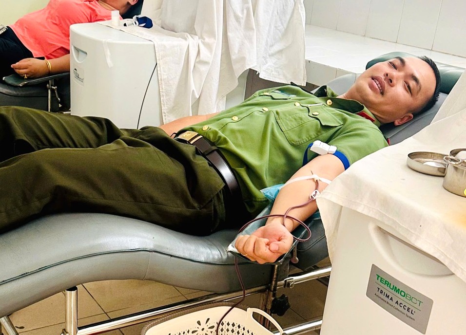 Đại úy Bùi Anh Đức, Trưởng Ban Thanh niên, Phòng Công tác chính trị, Công an tỉnh thường xuyên hiến máu cấp cứu.