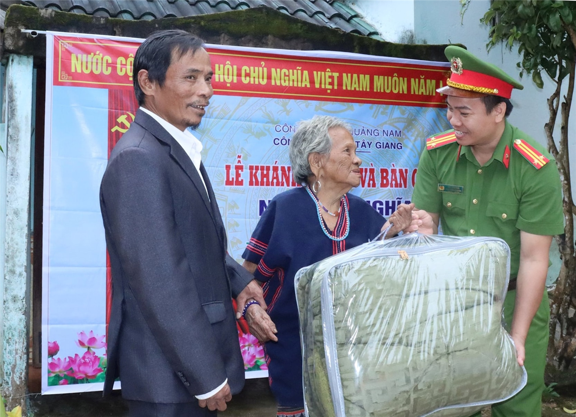 Công an huyện Tây Giang tặng quà mừng nhà mới.