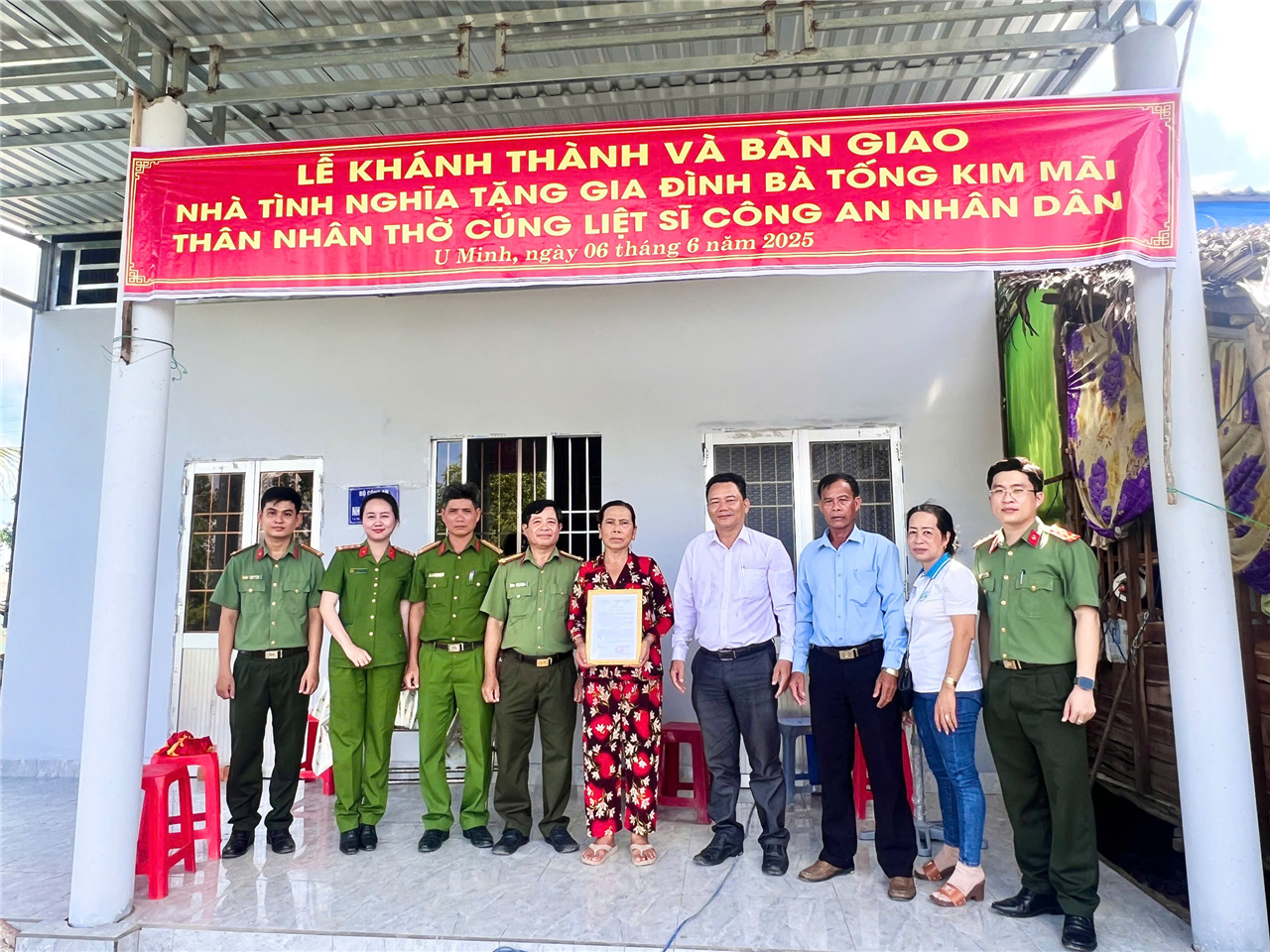 Khánh thành và bàn giao nhà tặng gia đình bà Tống Kim Mãi.
