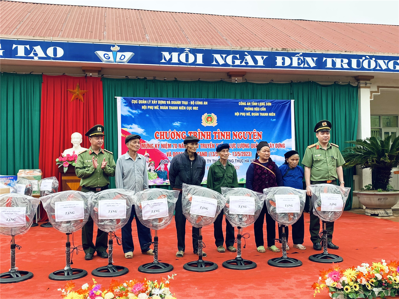 Đoàn công tác tặng quà các gia đình chính sách.
