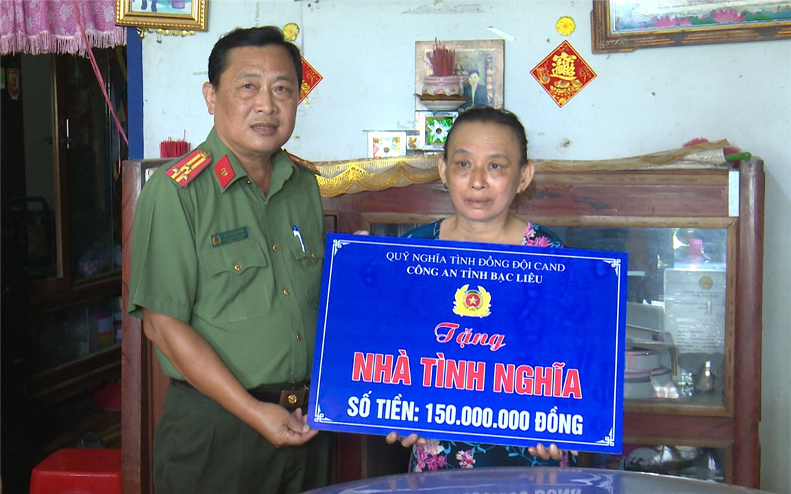 Đại diện Đoàn công tác trao kinh phí xây dựng nhà tình nghĩa tặng thân nhân gia đình liệt sỹ.