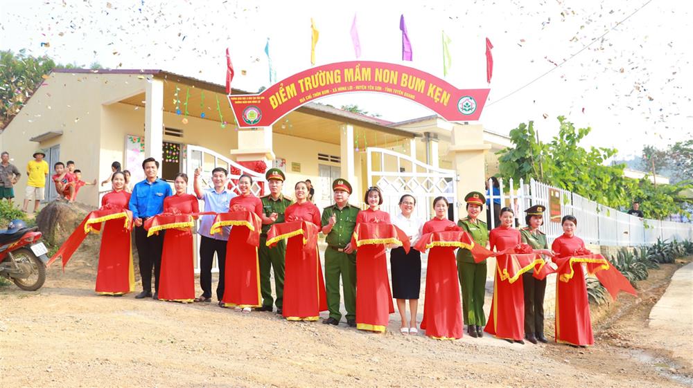 khánh thành, bàn giao Công trình “Nâng bước em tới trường” tại điểm trường thôn Bum, Trường Mầm non Hùng Lợi.