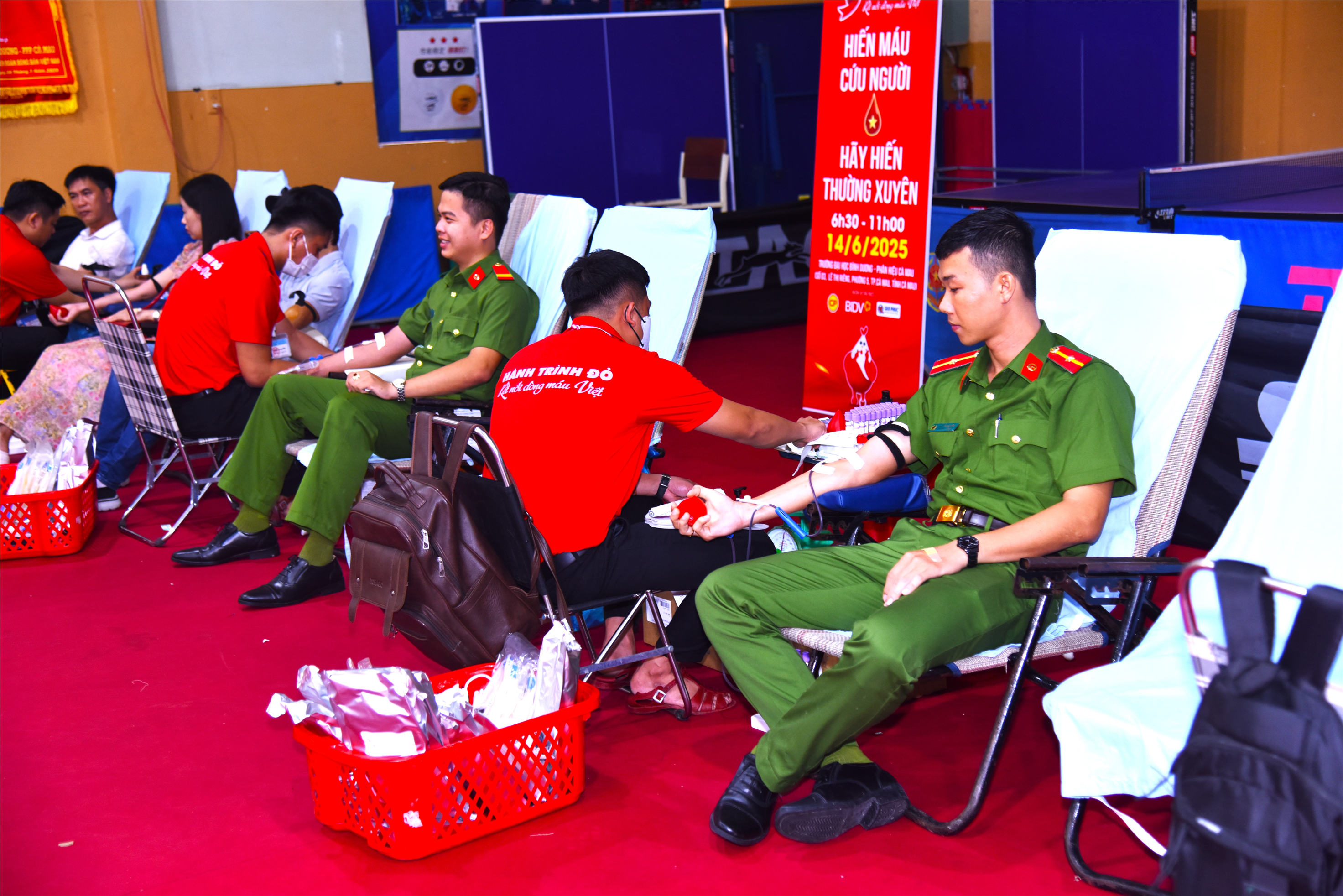 Cán bộ, chiến sĩ, đoàn viên thanh niên Công an tỉnh Cà Mau tích cực hiến máu tình nguyện.