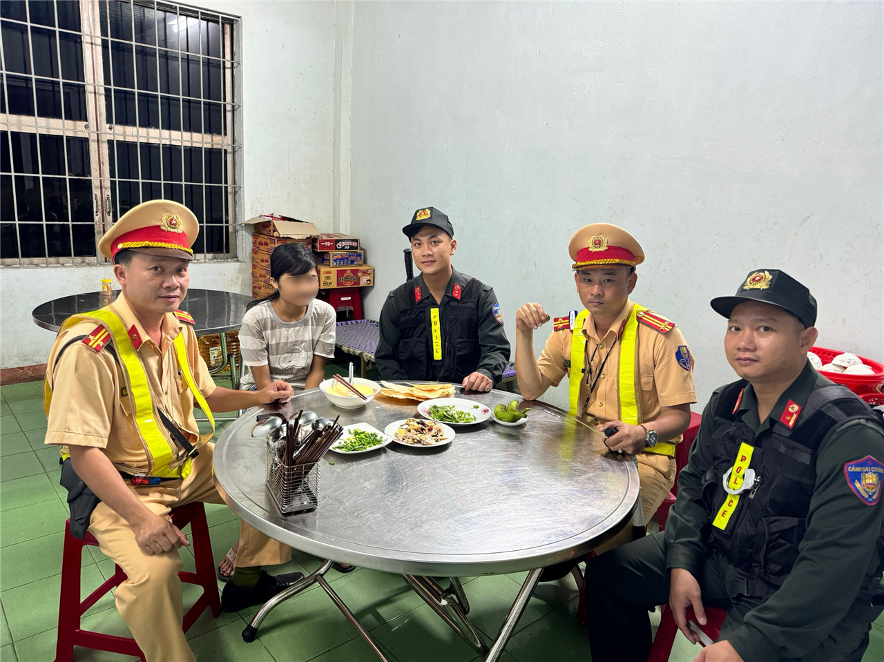 Lực lượng Cảnh sát giao thông Trạm Đức Phổ giải cứu bé gái.