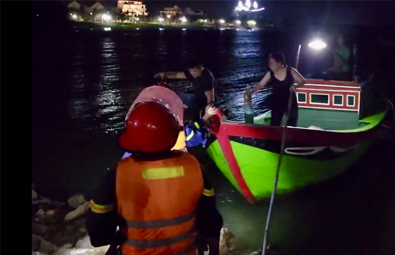 Công an Bình Định kịp thời cứu nam thanh niên nhảy cầu tự tử.