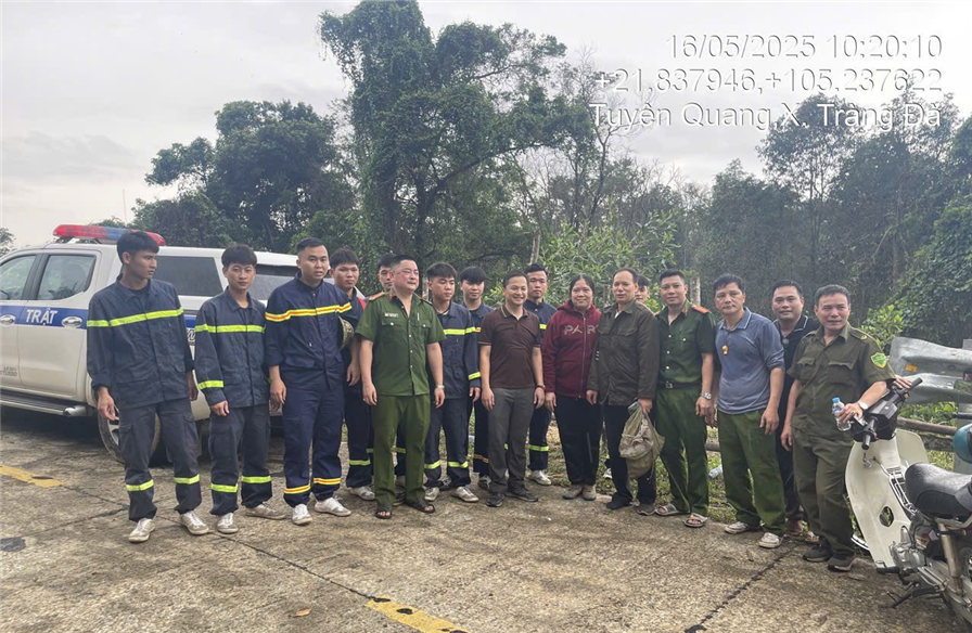 Lực lượng tham gia tìm kiếm, cứu nạn thành công vợ chồng anh Ron.