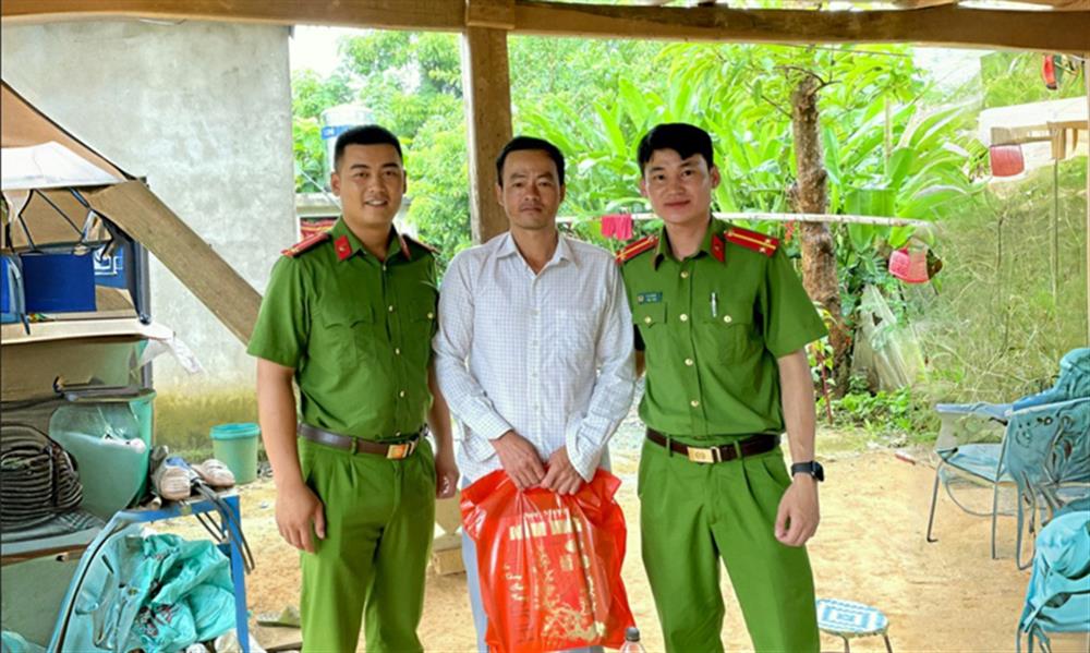 Anh Tao Văn Điếng gặp, cảm ơn hai cán bộ Công an xã đã cứu mình.
