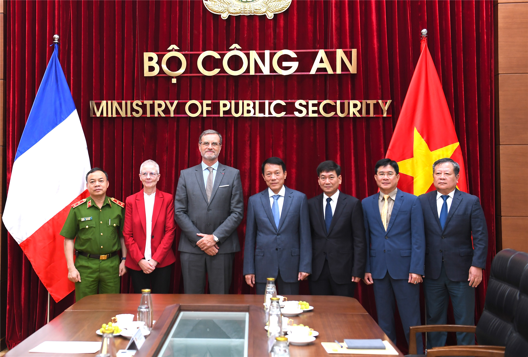 Bộ trưởng Lương Tam Quang; Đại sứ Olivier Brochet cùng các đại biểu dự buổi tiếp.