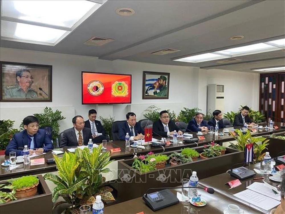 Thứ trưởng Lê Văn Tuyến tại cuộc hội đàm với Trung tướng Lázaro Alberto Álvarez Casas, Bộ trưởng Nội vụ Cuba. Ảnh TTXVN.