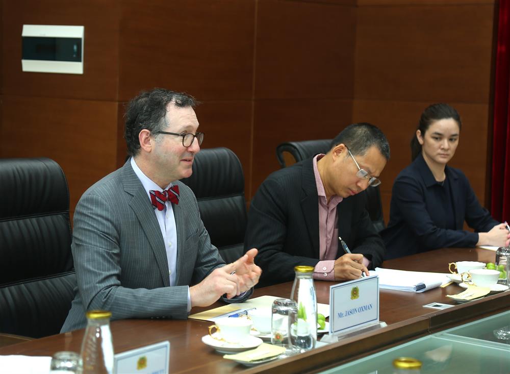 Chủ tịch kiêm CEO Hội đồng Công nghiệp Công nghệ thông tin Hoa Kỳ Jason Oxman phát biểu tại buổi tiếp.