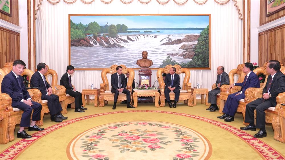 Bộ trưởng Lương Tam Quang và Bộ trưởng Vilay Lakhamphong tại buổi gặp.