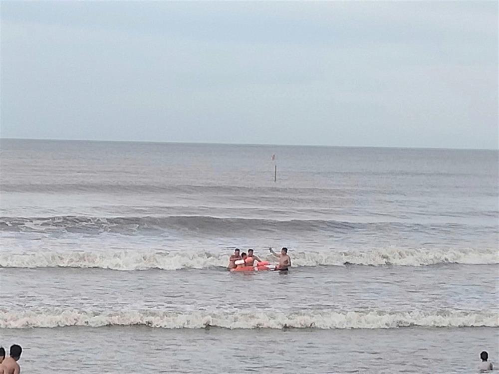Captain Hoang Van Be bravely rescues  a boy struggling in rough waters.