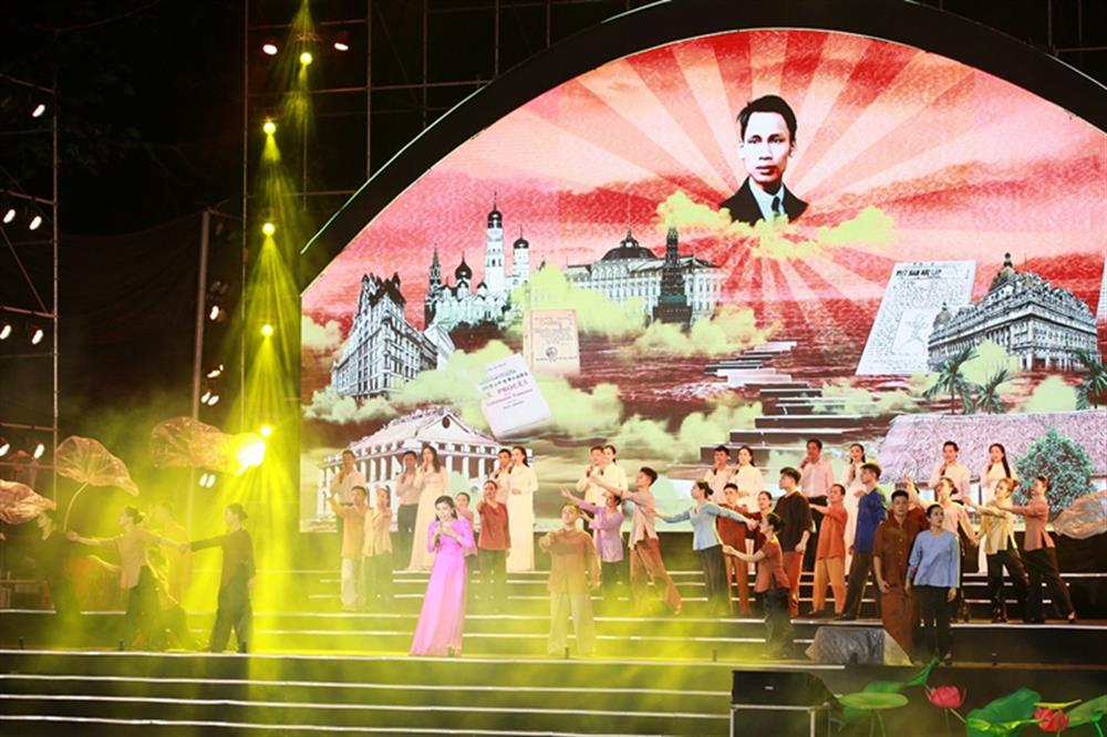 Chương trình nghệ thuật đặc sắc, thu hút đông đảo người dân và du khách tại lễ khai mạc.
