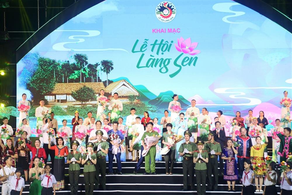Thiếu tướng Bùi Quang Thanh - Ủy viên Ban Thường vụ Tỉnh ủy, Giám đốc Công an tỉnh và đồng chí Bùi Đình Long - Ủy viên Ban Chấp hành Đảng bộ tỉnh, Phó Chủ tịch UBND tỉnh, Trưởng ban Tổ chức Lễ hội Làng Sen năm 2024 tặng hoa đến các nghệ sĩ.