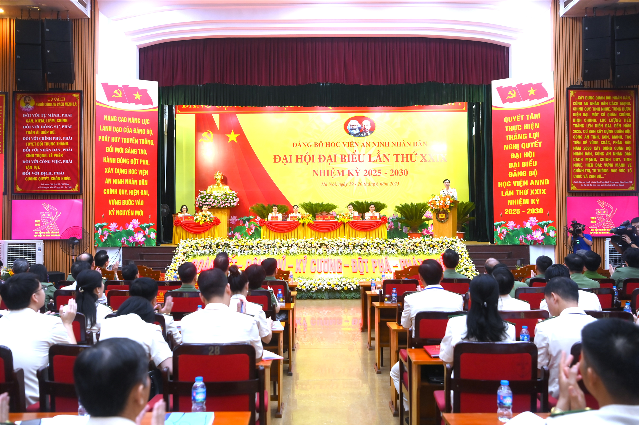Toàn cảnh Đại hội.