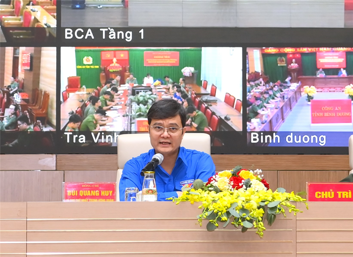 Bộ trưởng Lương Tam Quang và Bí thư Thứ nhất Trung ương Đoàn Bùi Quang Huy trả lời các câu hỏi của đoàn viên, thanh niên CAND