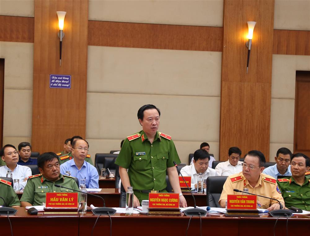 Các đại biểu phát biểu tại buổi làm việc.
