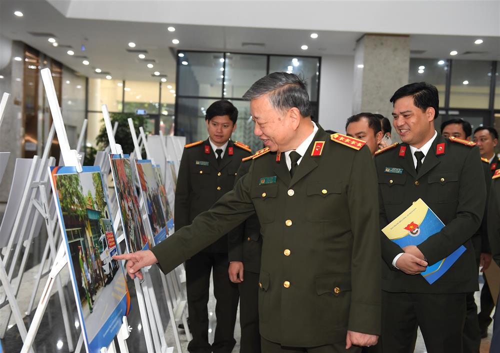 Bộ trưởng Tô Lâm cùng các đại biểu thăm quan triển lãm ảnh