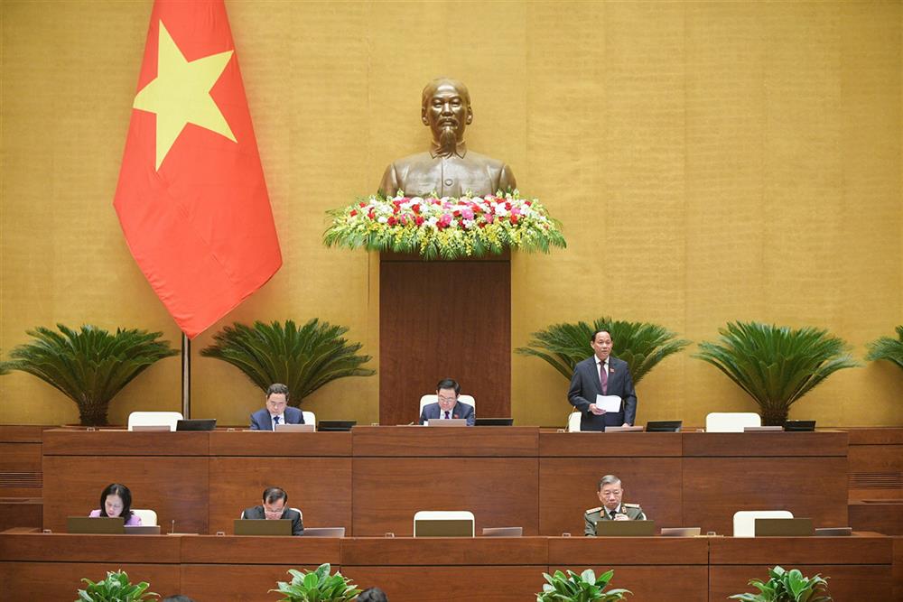 Phó Chủ tịch Quốc hội Trần Quang Phương điều hành phiên thảo luận ở Hội trường về một số nội dung còn ý kiến khác nhau của dự thảo Luật Căn cước