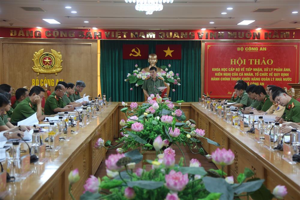 Đồng chí Đại tá Trần Nguyên Quân phát biểu khai mạc Hội thảo.