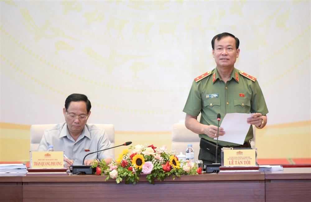 Chủ nhiệm UBQPAN Lê Tấn Tới phát biểu mở đầu phiên họp.