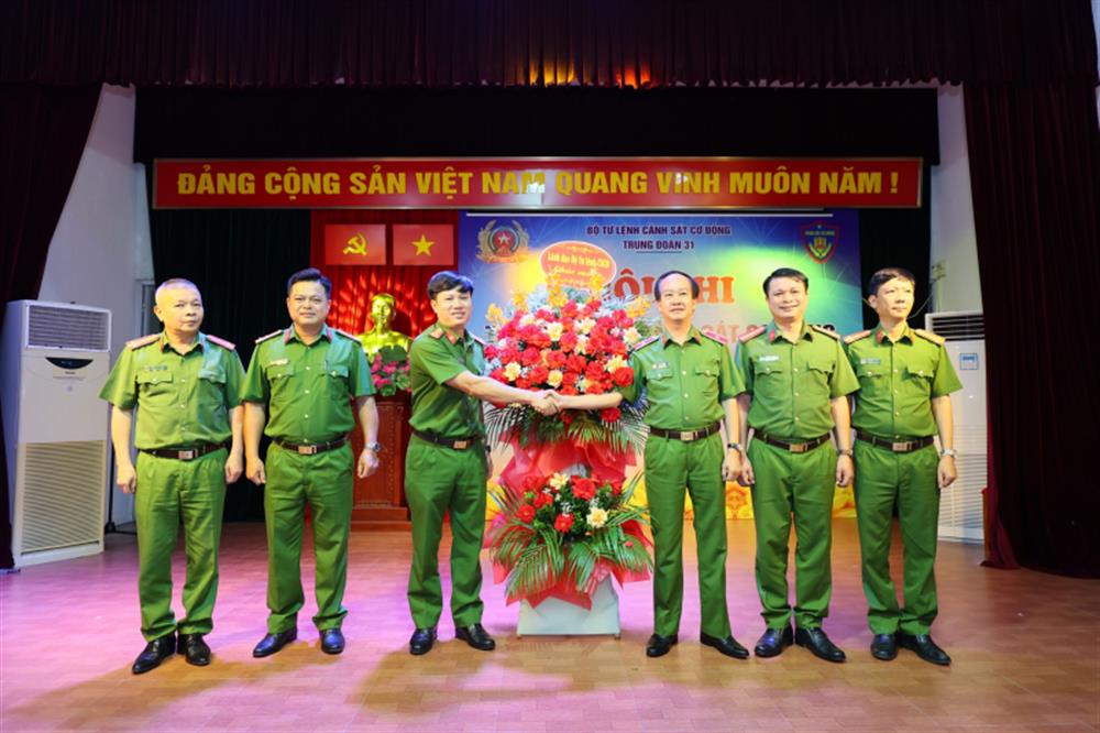 Thiếu tướng Lê Văn Sao, Phó Tư lệnh Bộ Tư lệnh CSCĐ tặng hoa chúc mừng hội thi.