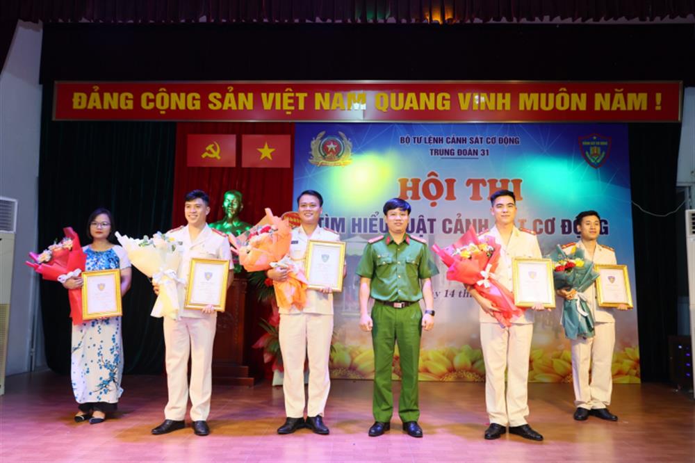 Thượng tá Phan Công Huế trao giải cho các đội thi.