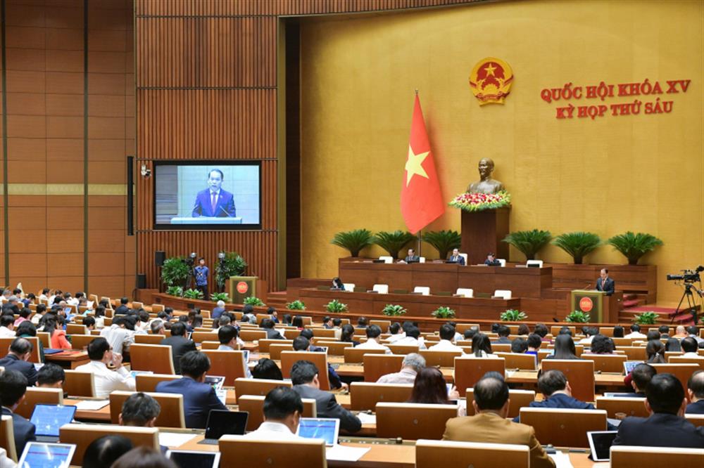Chủ nhiệm Uỷ ban Pháp luật Hoàng Thanh Tùng trình bày báo cáo.