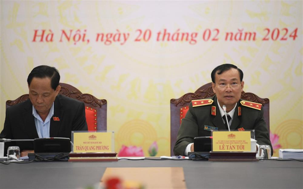 Chủ nhiệm UBQPAN Lê Tấn Tới phát biểu khai mạc và điều hành thảo luận tại phiên họp.