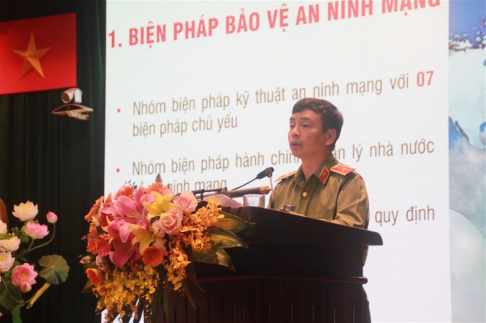 Thiếu tướng Lê Xuân Minh, Phó Cục trưởng Cục An ninh mạng và Phòng, chống tội phạm sử dụng công nghệ cao, phổ biến, quán triệt một số văn bản quy phạm pháp luật về an ninh mạng.
