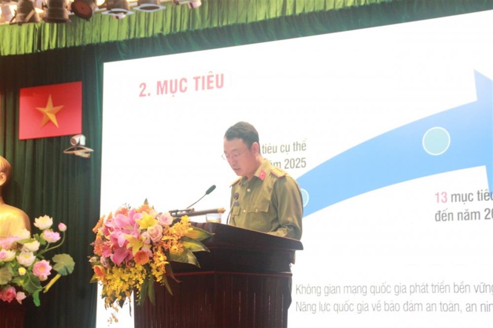 Trung tá Triệu Mạnh Tùng, Phó Cục trưởng Cục An ninh mạng và Phòng, chống tội phạm sử dụng công nghệ cao quán triệt, triển khai một số văn bản chỉ đạo về an ninh mạng.