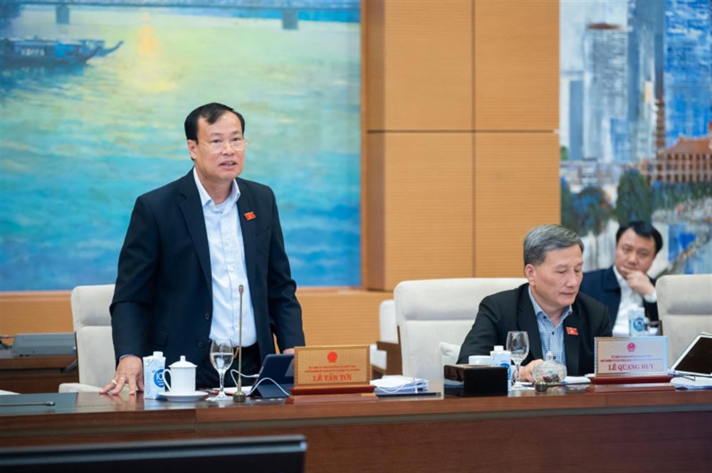 Chủ nhiệm UBQPAN Lê Tấn Tới trình bày báo cáo.
