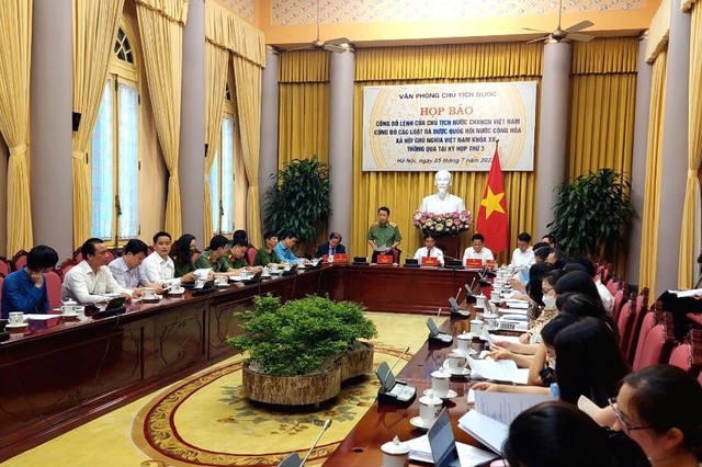 Thứ trưởng Lê Quốc Hùng phát biểu tại buồi họp báo.