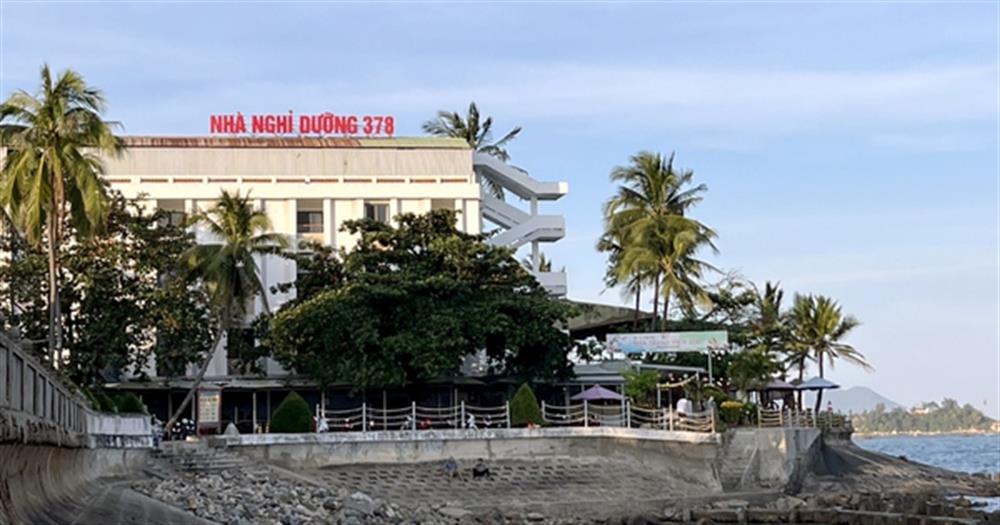 Nhà nghỉ dưỡng trong Công an nhân dân là tài sản công nằm trên đất an ninh, được xây dựng từ nguồn kinh phí ngân sách nhà nước và các nguồn kinh phí hợp pháp khác để bố trí cho cán bộ, chiến sĩ có tiêu chuẩn đi nghỉ dưỡng tại các nhà nghỉ dưỡng; cán bộ, chiến sĩ đi điều dưỡng phục hồi sức khỏe; cán bộ, chiến sĩ đi công tác, dự hội nghị, hội thảo, tập huấn,… và các đối tượng khác được cấp có thẩm quyền phê duyệt sử dụng khi đáp ứng các điều kiện, trình tự, thủ tục quy định tại Điều 6 dự thảo Thông tư này.