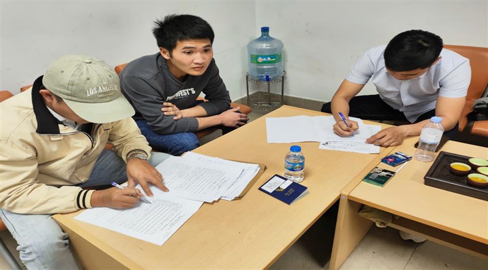 Cơ quan CSĐT Công an tỉnh Tây Ninh tiến hành các thủ tục bắt giữ Trần Quốc Anh tại Công an cửa khẩu Sân bay quốc tế Nội Bài.