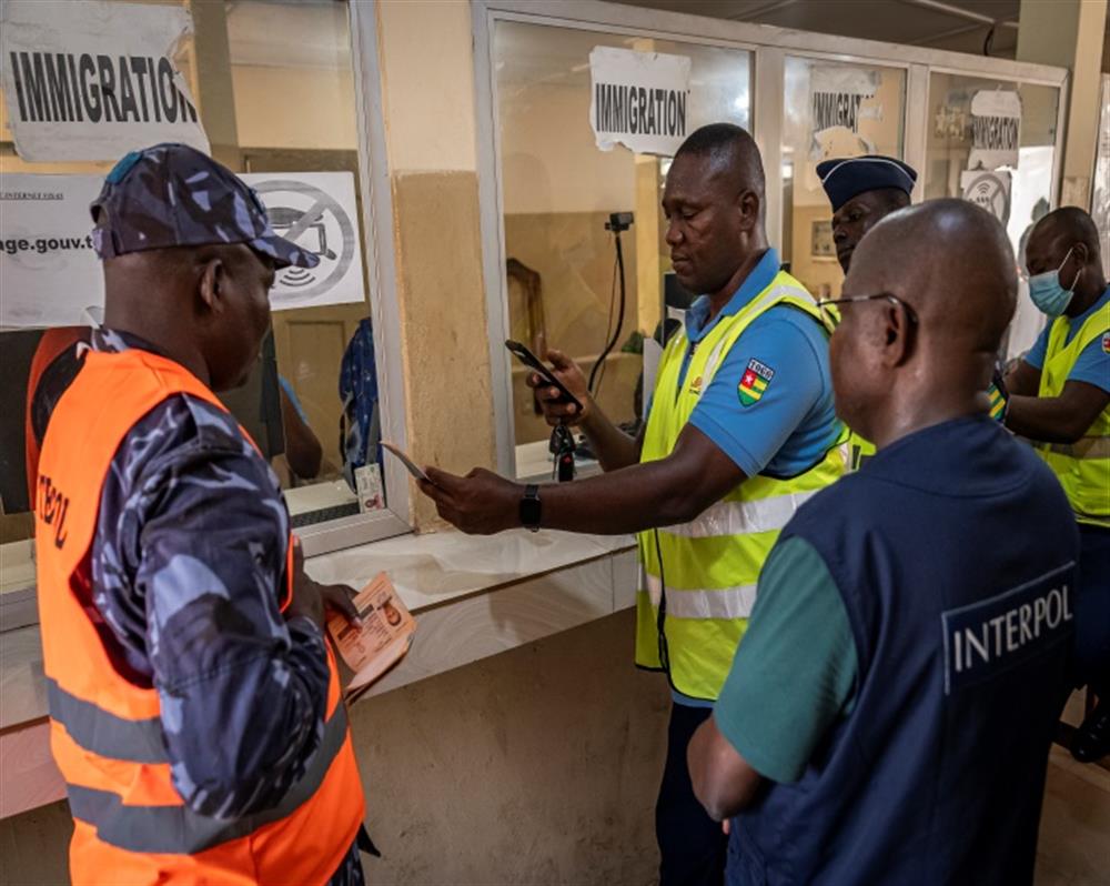 Sĩ quan tuyến đầu ở Togo đã sử dụng thiết bị IMD để truy cập và kiểm tra chéo trên cơ sở dữ liệu của INTERPOL.