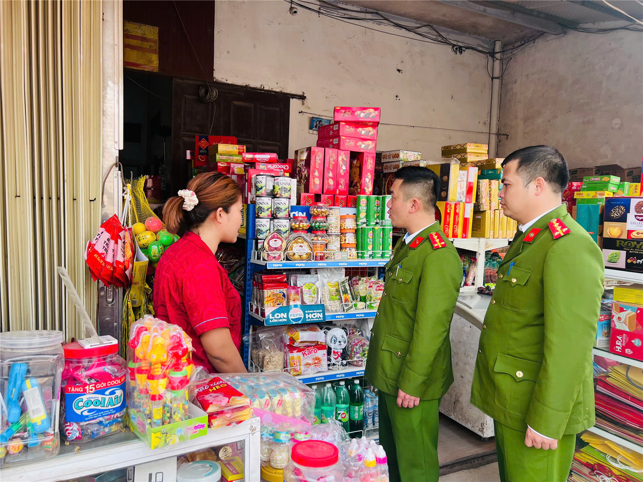 Đoàn viên trong Chi đoàn Công an xã Trung Kiên tuyên truyền pháp luật và những quy định về ANTT cho người dân.