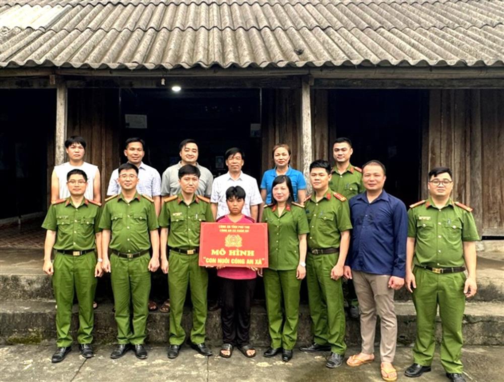 Công an xã Xuân An triển khai chương trình “Con nuôi Công an xã”, nhận đỡ đầu cháu Triệu Văn Hưng - học sinh có hoàn cảnh đặc biệt khó khăn.