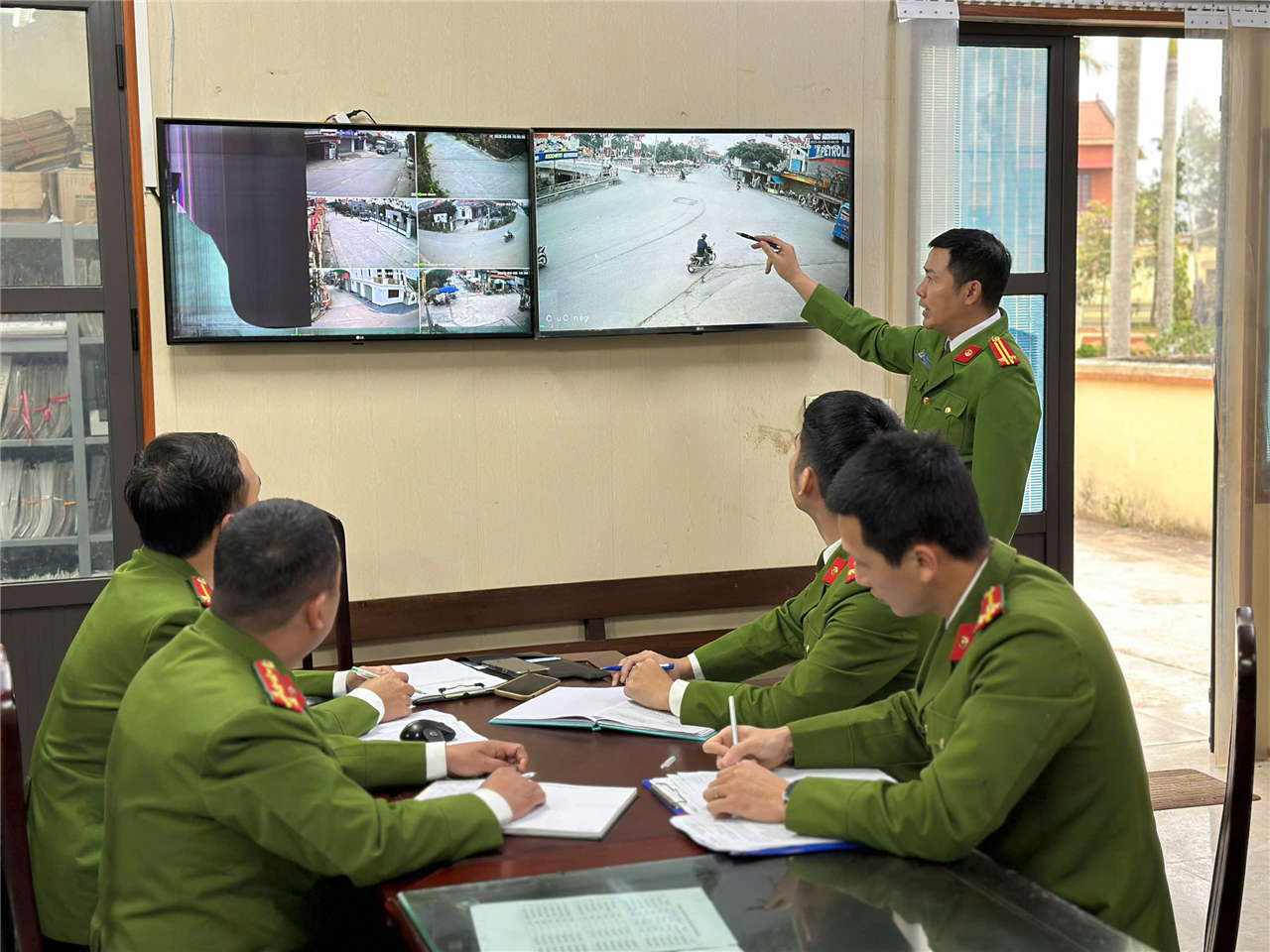 Ứng dụng công nghệ thông tin, chuyển đổi số, tăng cường cải cách hành chính, tạo thuận lợi cho người dân, doanh nghiệp.