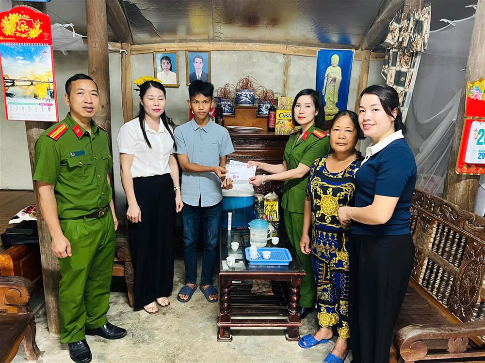 Công an xã Hùng Long trao tặng món quà nhỏ động viên cháu Cao Hải Đăng tiếp tục vươn lên trong học tập và cuộc sống.