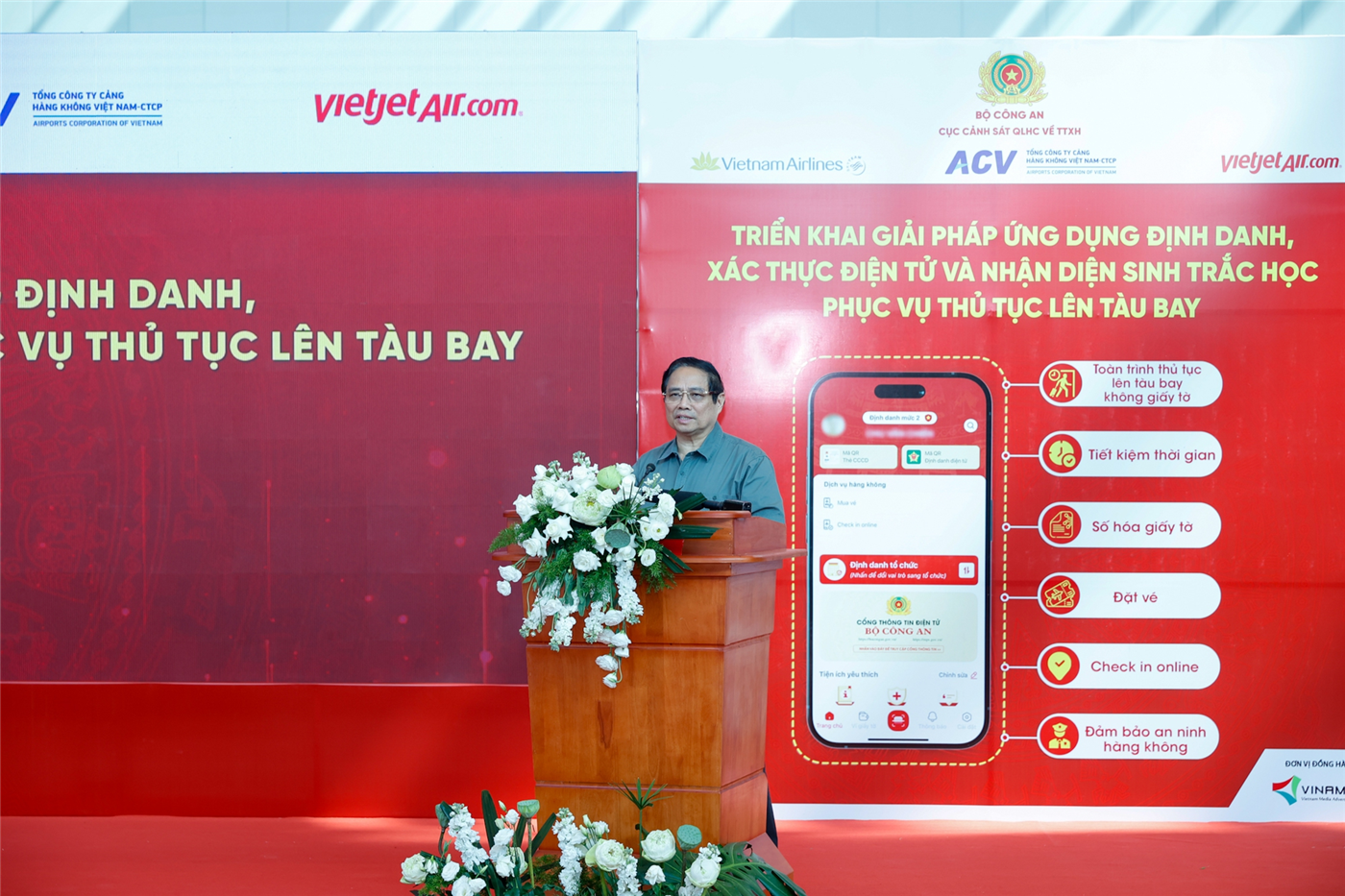 Thủ tướng đề nghị nhân rộng giải pháp lên tàu bay không cần giấy tờ.