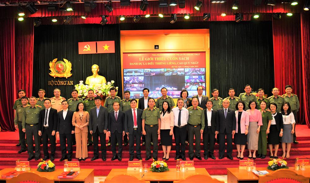 Thứ trưởng Trần Quốc Tỏ; đồng chí PGS.TS Phạm Minh Tuấn, Giám đốc, Tổng Biên tập NXB Chính trị quốc gia Sự thật cùng các đại biểu.