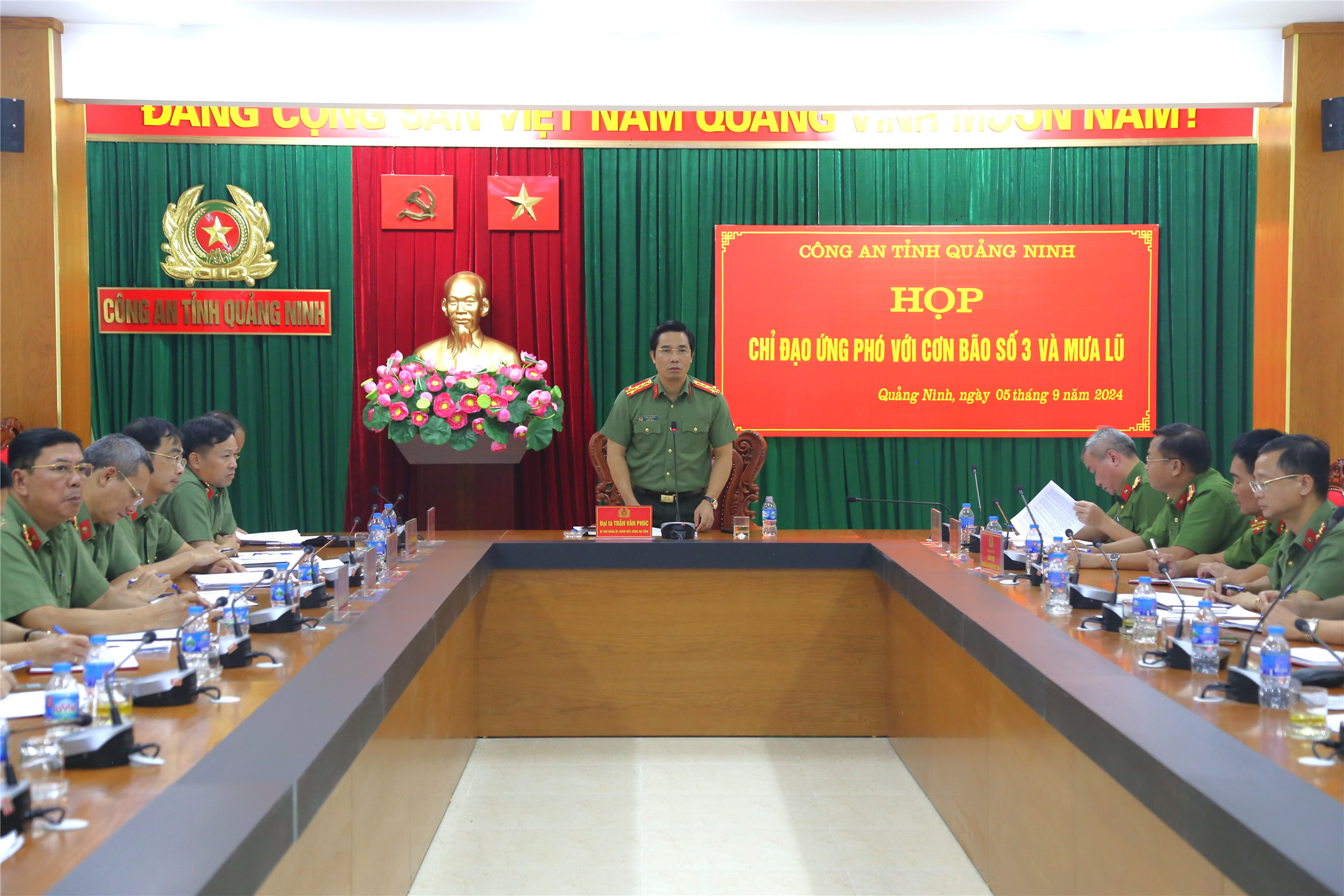 Đại tá Trần Văn Phúc chủ trì cuộc họp.