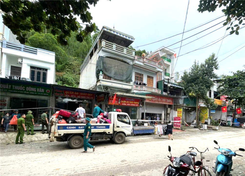 Lực lượng Công an huyện đã huy động 30 cán bộ, chiến sĩ các đội nghiệp vụ, Công an các xã Vạn Mai, Mai Hạ và phương tiện ô tô giúp các hộ dân di dời người, tài sản đến nơi an toàn.